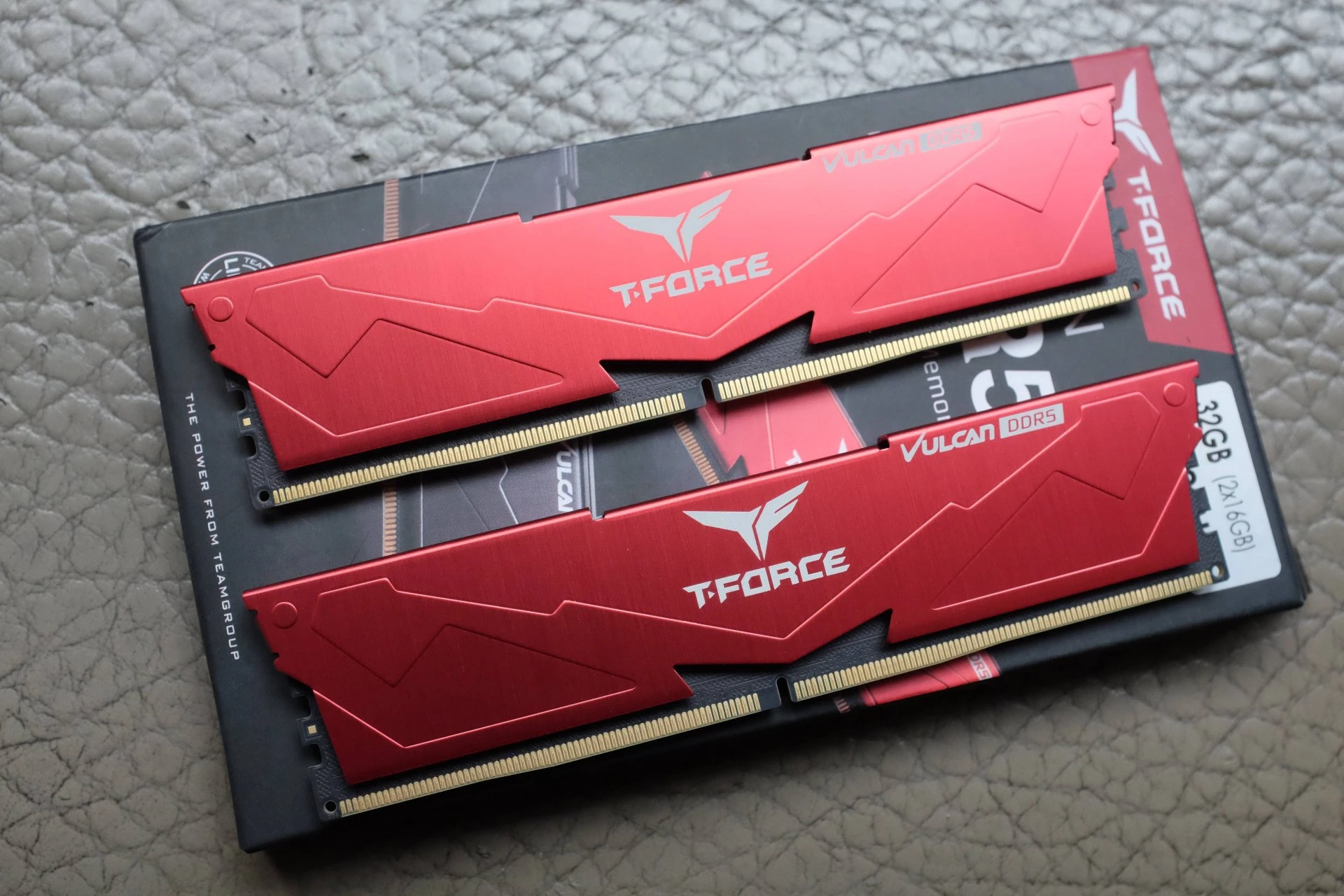 Hình ảnh T-Force Vulcan DDR5 được thiết kế tối giản 